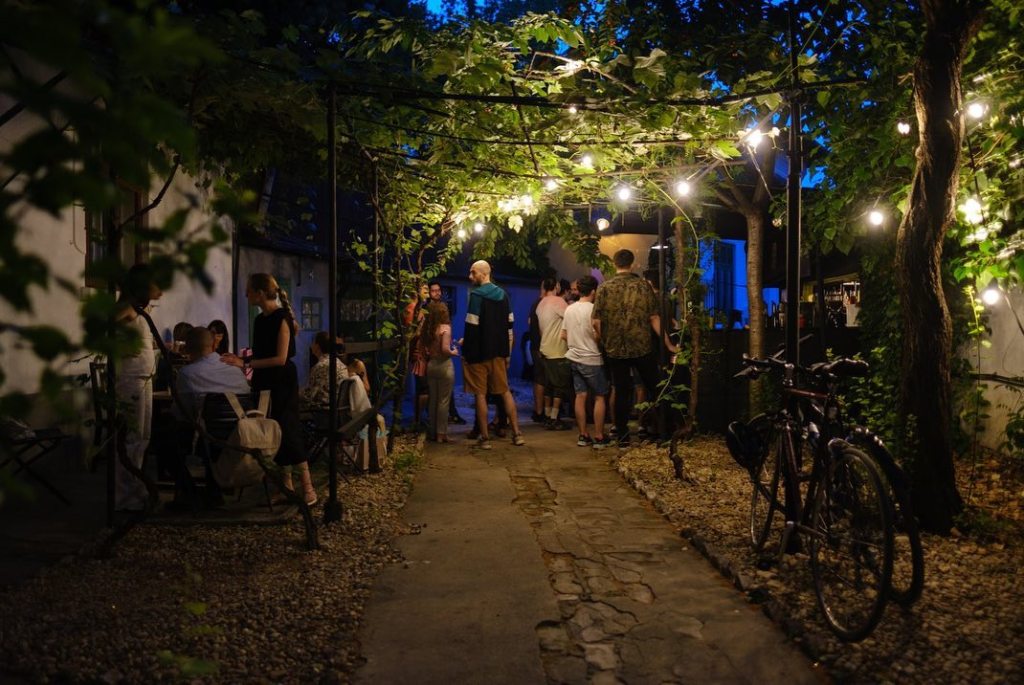 Ce facem săptămâna aceasta în București? Ne întoarcem în atmosfera vechiului club Fire | Începem sezonul de mers la grădini | Întindem covorul&nbsp;turkmen