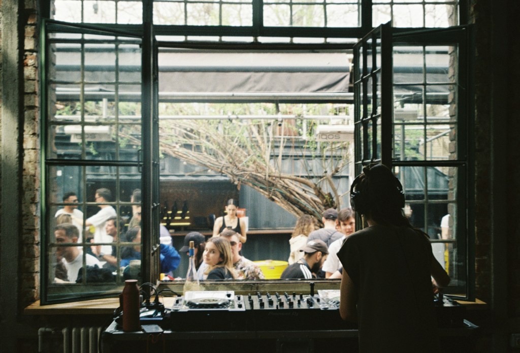 Ce facem săptămâna aceasta în București? Parcurgem călătoria minții | Aflăm dacă rușii zâmbesc | Trimitem scrisori pentru cititorii din&nbsp;2125