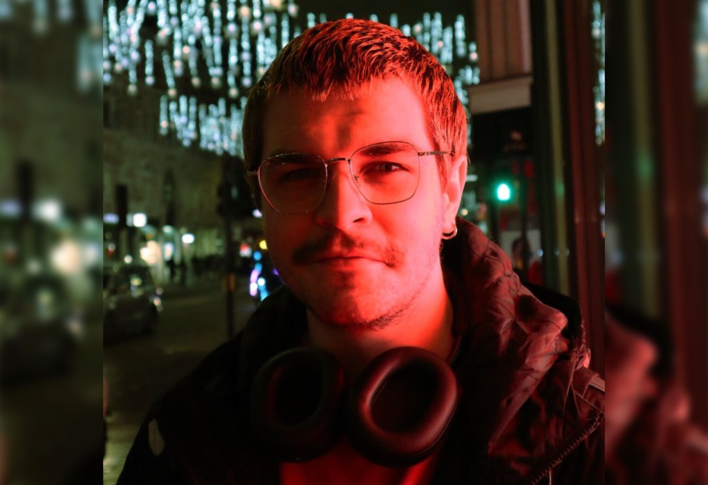 20 de ani de Bucharest Pride | Interviu cu Alexandru Negrici, fondatorul Știri Bazate, despre vocea comunității LGBTQ+ și evoluția Marșului&nbsp;Diversității