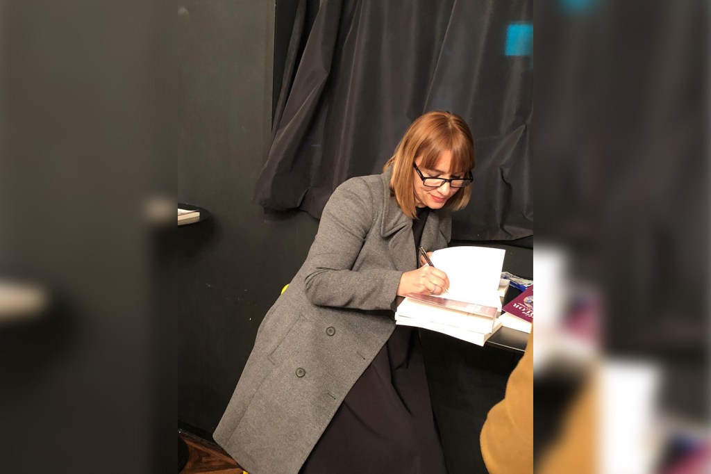 Între cuvinte și organizare | Interviu cu Daniela Simulescu, autoare a mai multor cărți, despre procesul de publicare, construirea personajelor și conexiunea dintre realitate și&nbsp;povești