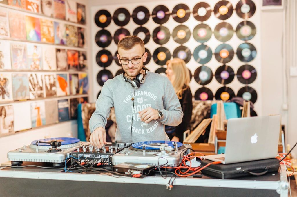Sunete și identitate | Interviu cu DJ Undoo despre hip-hop-ul românesc, rolul DJ-ului și cum schimbă tehnologia&nbsp;cultura