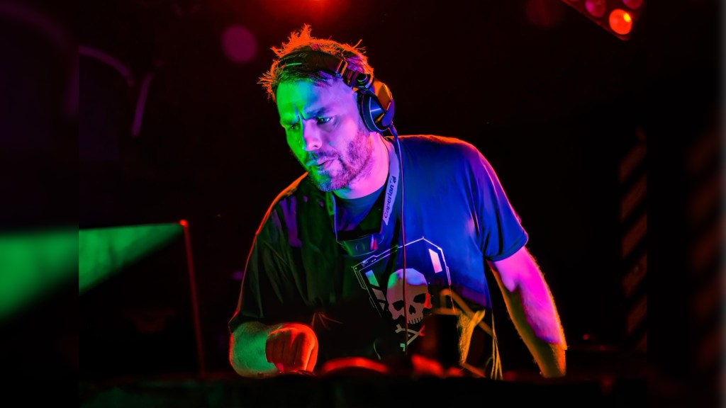 Cum a ajuns un DJ din Onești pe scene din întreaga Europă? Interviu cu Pneumatix, fondatorul SleepNot! Soundsystem, despre viața de artist, evoluția muzicii electronice și consolidarea unei&nbsp;comunități