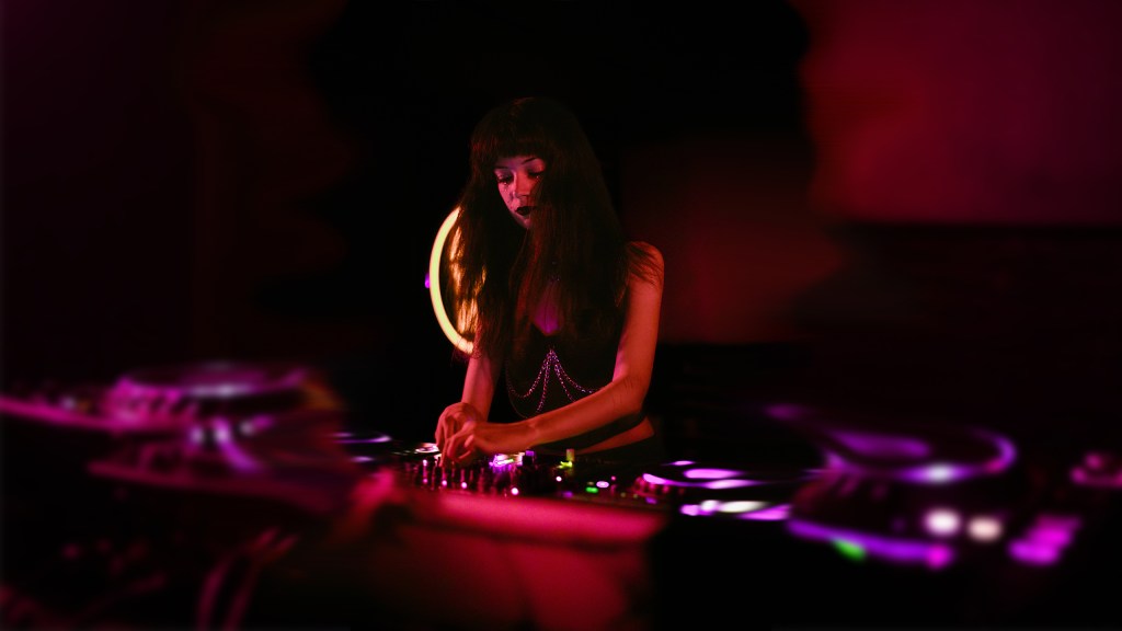 Cum se împacă agresivitatea metalului cu pulsul techno-ului? Xendra: „Muzica a devenit o formă reală de&nbsp;vindecare”