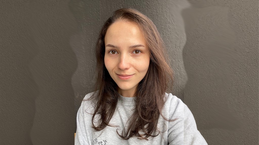 Cum ajunge un medic stomatolog să fondeze o platformă de evenimente drum and bass? Interviu cu Gabriela Militaru despre pasiunea pentru muzică, comunitatea ImpulseDNB și provocările unui organizator de evenimente în&nbsp;București