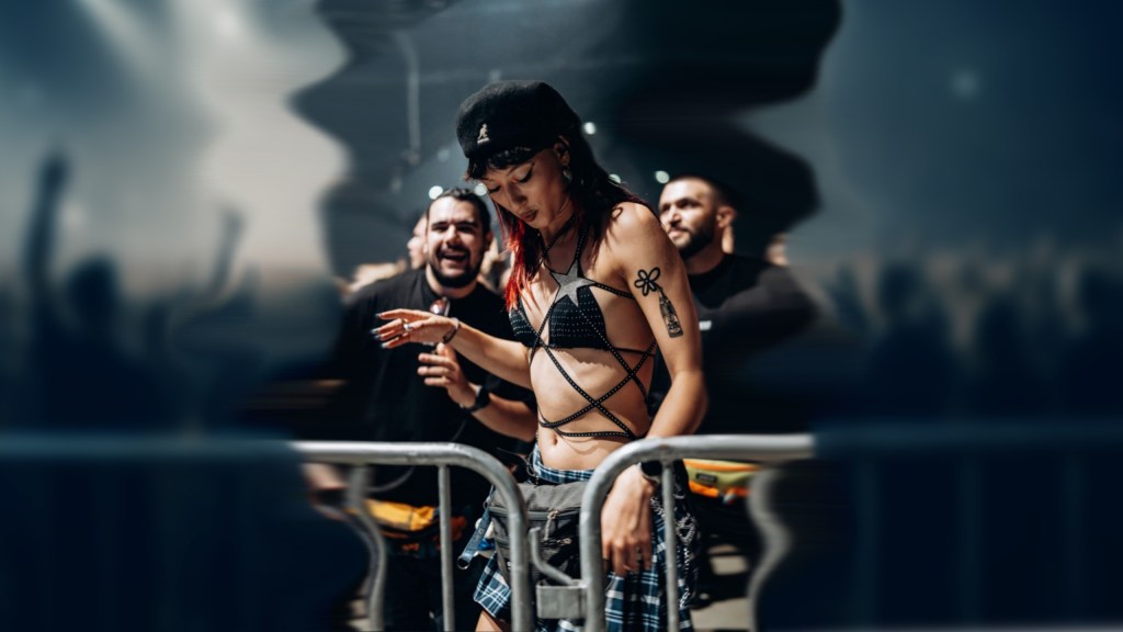 Între tastatură și consolă | Interviu cu Bbubu despre viața de DJ, comunitatea hard techno din București și cum se completează programarea cu&nbsp;muzica