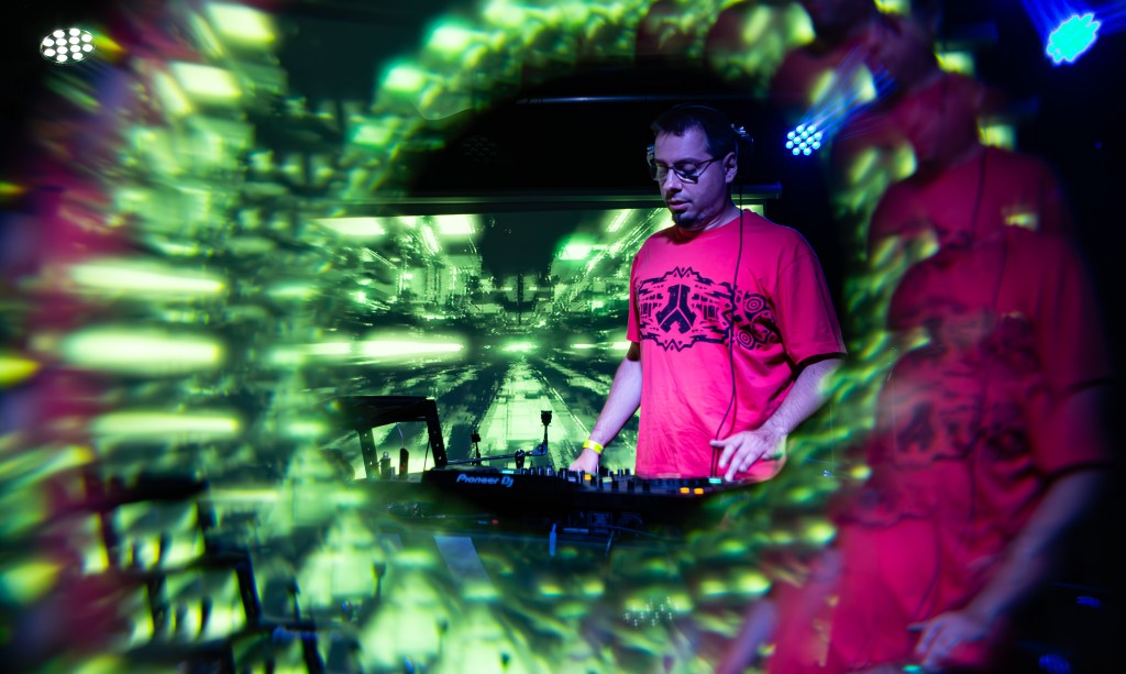 Dalek: „Cu cât e mai hard muzica, cu atât lumea se comportă mai ok” | Interviu despre parcursul de la MC la DJ și producător, comunitatea EnKore și provocările organizării de evenimente în&nbsp;București