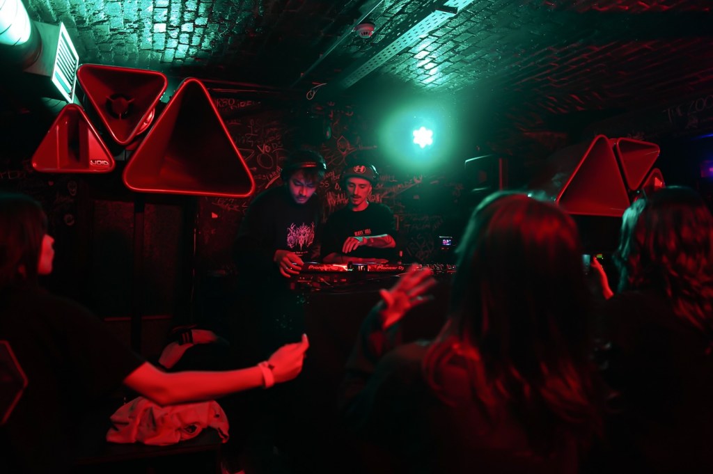 Comunitatea DNB din Brașov sărbătorește Crăciunul cu Monrroe | Interviu cu Raysun și Ronin, fondatorii Kronstadt Bass Movement, la un an de la lansarea Bassed Out  