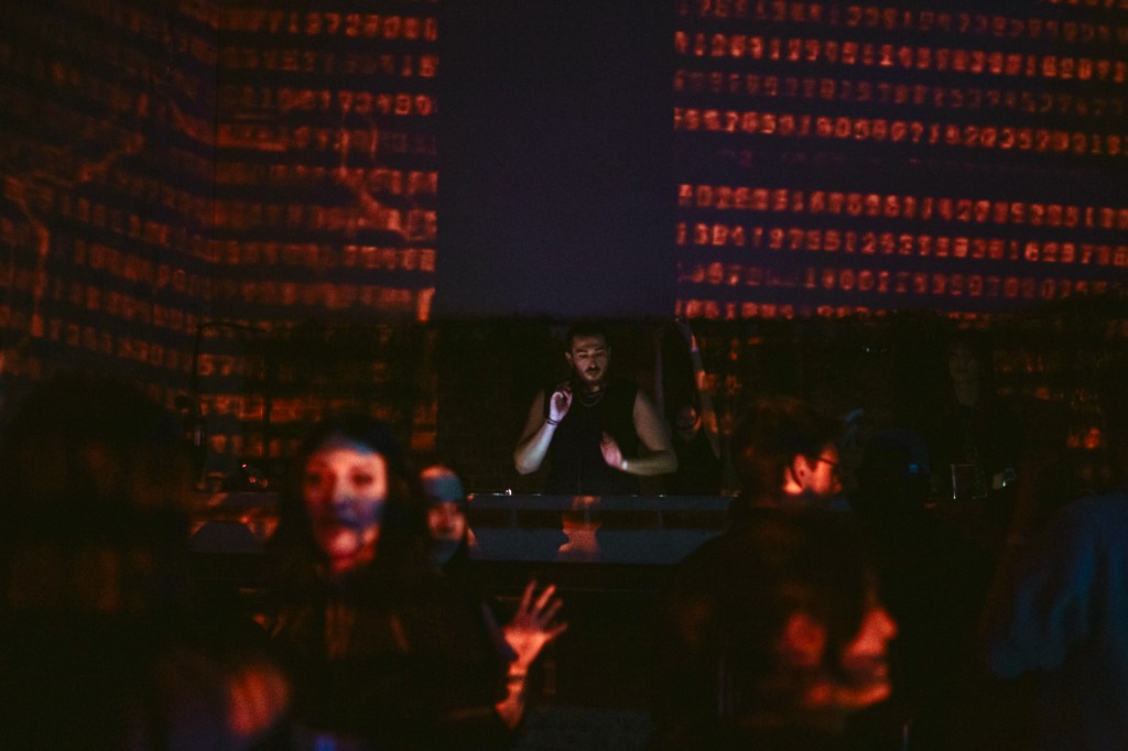 Recruiter ziua, DJ noaptea | Interviu cu Radox despre provocările vieții de artist, evoluția scenei techno din România și comunitatea&nbsp;Sqweez