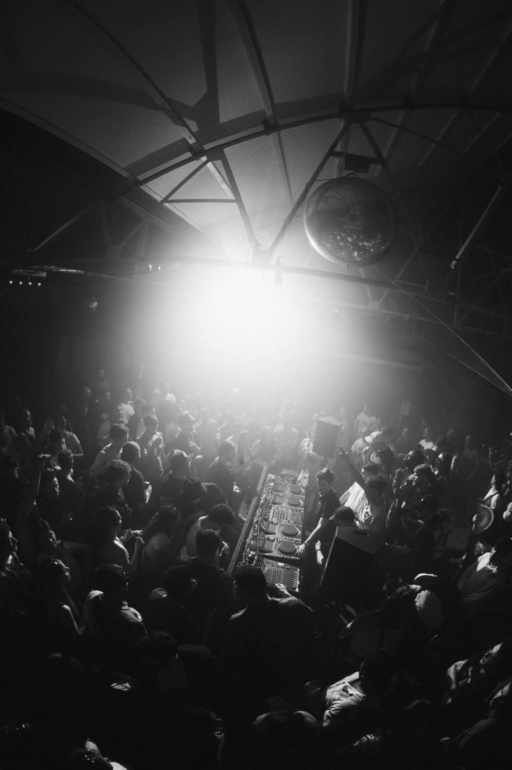 Impulse DNB #01 @ B52: Whiney revine în România | Mihai Șerbănoiu, organizator: „Sperăm ca publicul să se bucure de experiență la fel de mult ca&nbsp;noi”