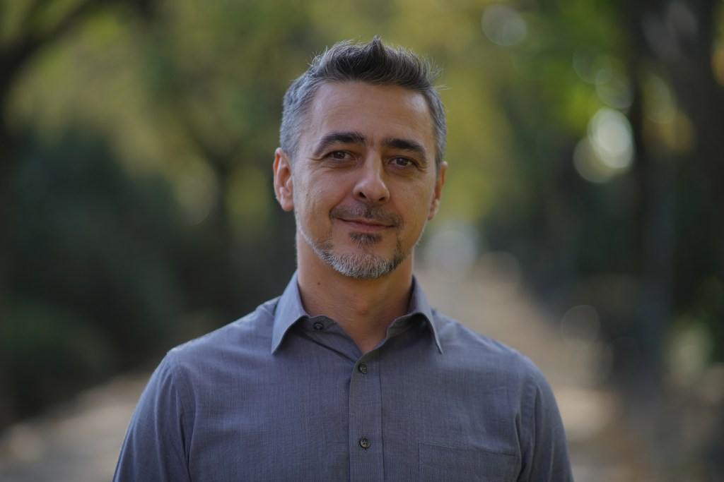 De ce este tot mai greu să plantezi o pădure în România? Interviu cu Doru Mitrana, președintele Asociației MaiMultVerde: „Pentru arbori, procesul începe cu câțiva ani înainte de a fi&nbsp;plantați”