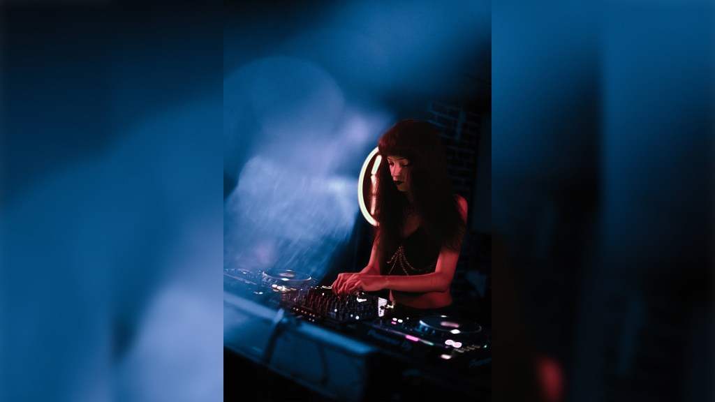Xendra: „Muzica intensă poate fi o formă de eliberare” | Rage Rave: Descent @ Omen Bar – 28 august